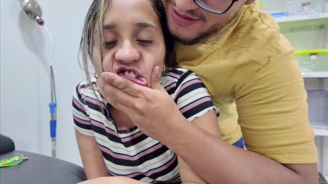 Voy por un medicamento y me terminan follando (mi novio esta esperando que salga)