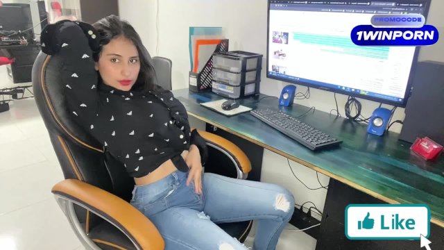 Secretaria cachonda chupa y folla la polla del jefe hasta correrse en la boca - Atrapado masturbándo