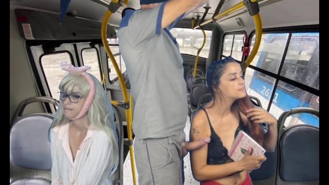 Tarado entra no ônibus e se esfrega nas mulheres em publico!