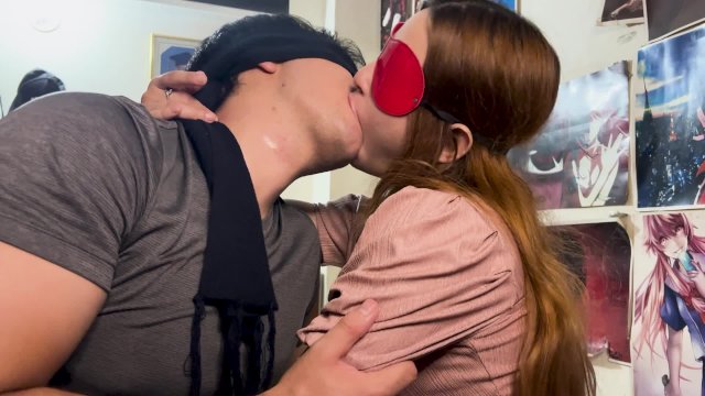 Hermanastra me da Profundo Beso Francés antes de ir a la cama 🤤