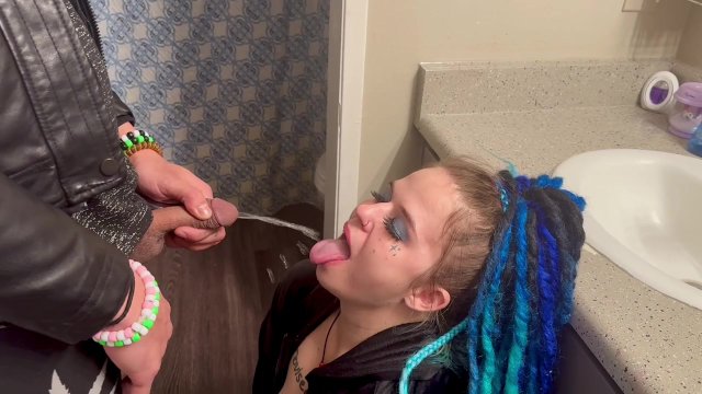 “I Want Every Drop” Couple Piss Drinking 💧