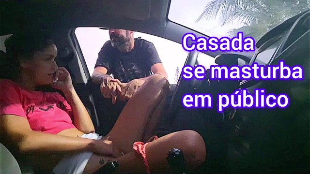 Esposa gostosona se exibindo sem calcinha e deixando um estranho tocar nela!