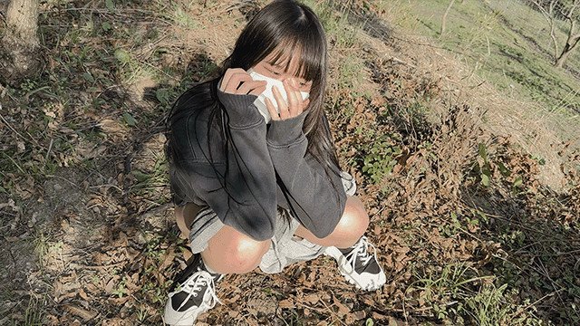 のあちゃんの野ションおしっこ我慢！！山登りしながらお漏らししちゃった！