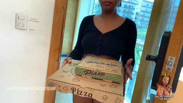 Big Ass Latina Pizza Delivery Changes the Deal for a Better Tip