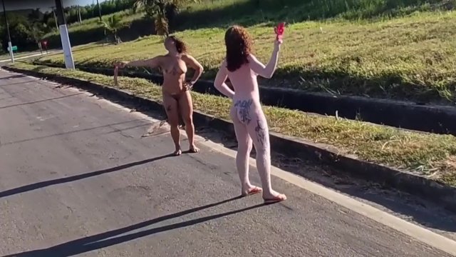 AGENTE ESTAVA Caminhando nuas na BR e minha amiga fez sexo com um motorista de caminhão