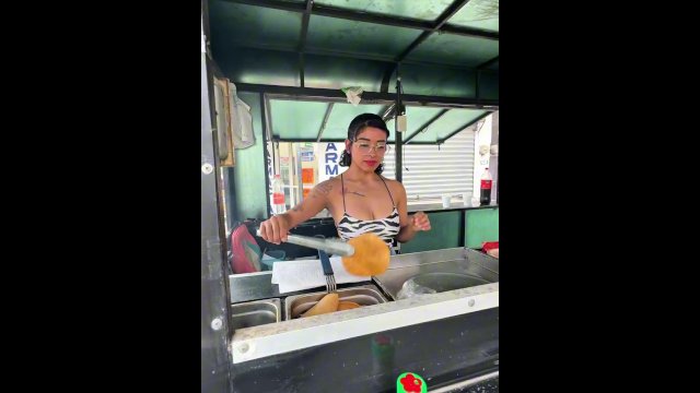 Amiga Ofrecida en el puesto de Tostadas