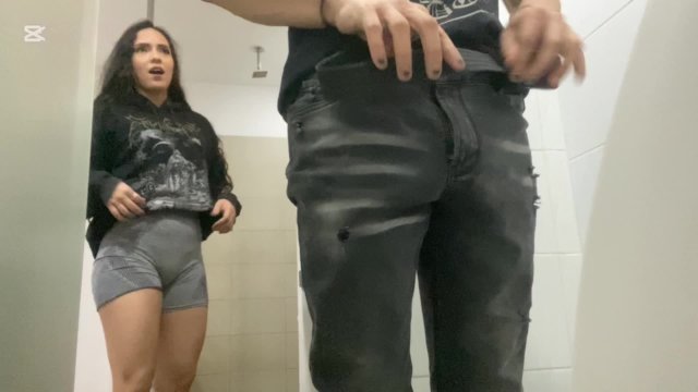 ¡Madrastra latina me sorprende mientras estoy en el baño! - PORNO ESPAÑOL