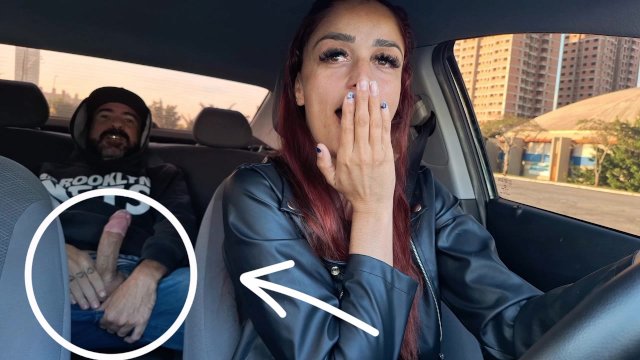 Safada motorista de aplicativo flagra passageiro se masturbando...E agora?