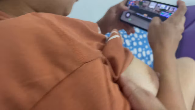 Le encanta jugar con el celular