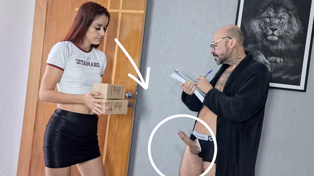 Coroa pervertido recebe entregadora de pau de fora!