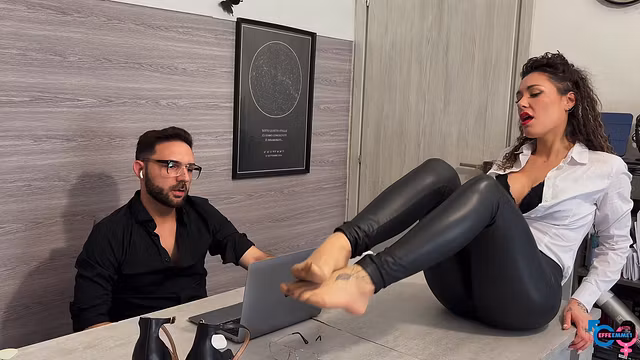 segretaria disturba il suo capo in video riunione perche ha voglia di farsi sfondare il culo!