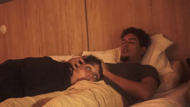 CON MI HERMANASTRO NOS VEMOS  UNA PELICULA Y TERMINO SINTIENDO SU POLLA EN MI BOCA