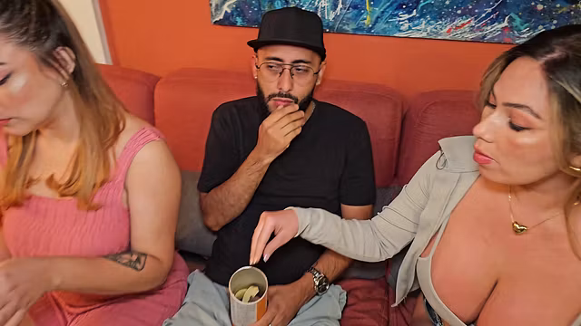 me follo al esposo de mi mejor amigo sin que ella se entere y me deja la leche en mis enormes tetas