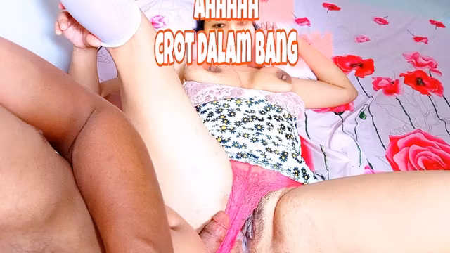 Awalnya dipijit tapi malah ngajak ngentot sampai crot didalam