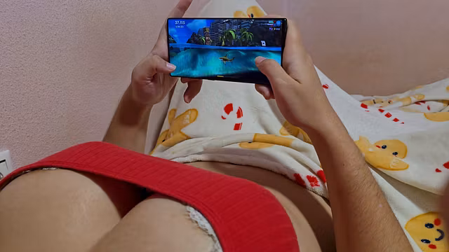 Me gusta tocar las enormes tetas de mi amiga mientras ella juega
