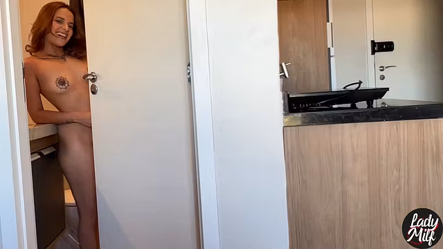 Tirei a roupa na frente do meu vizinho e fodemos gostoso no pelo