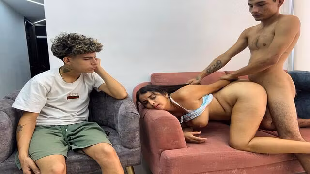 apuesto el culo de mi novia con mi mejor amigo y ellos terminan follando