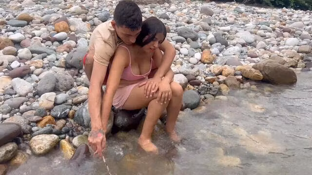 SEXO CASUAL, enseño a joven latina a pescar para luego follarmela y correrme en su estrecho coño