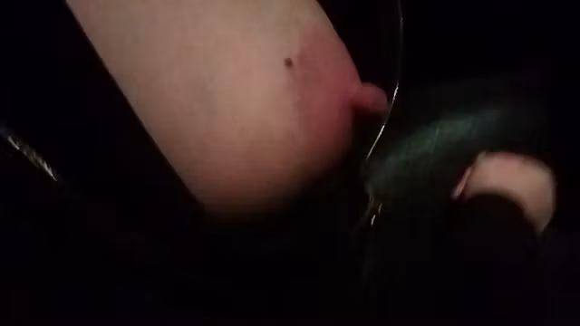 La milf porca si eccita con il meccanico in auto