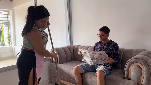 le doy una dura follada a mi joven empleada de servicio a cambio de darle permiso para salir temprano ¡ME CORRO DENTRO SU APRETADO COÑO!.