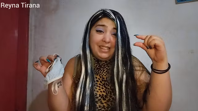 Pov: tu vecina te descubre pajeandote en el pasillo del edificio y te hace comerte tu cum para no contarle a nadie! Jajaajaj pito chico