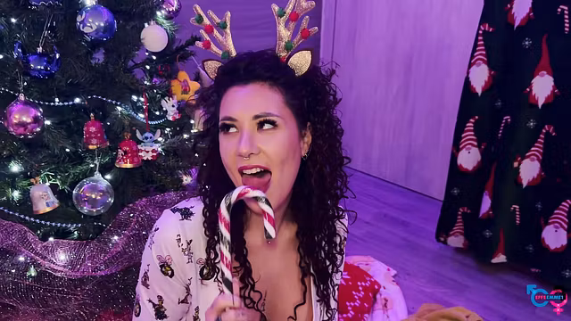 Effe, ragazza italiana scopata anale sotto l'albero di natale dopo che ha squirtato