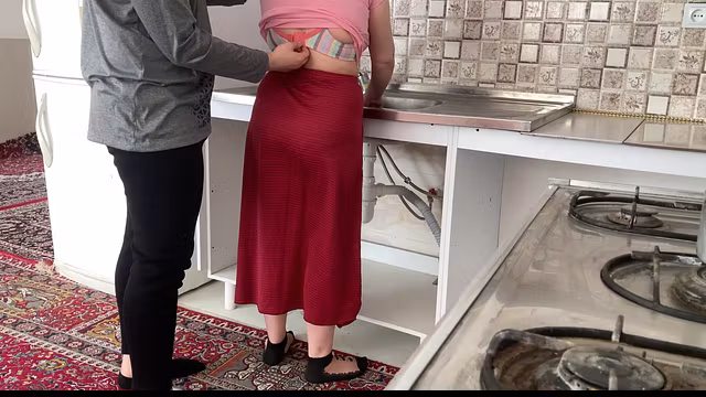 زندای آشپزخونه ظرف میشست که ماساژش دادم هورنی شدیم