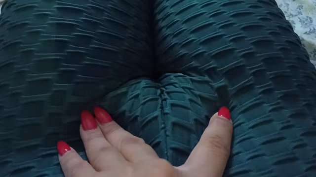 Stepdaughter remembers her stepfather, wakes up horny and plays with her pussy while watching porn