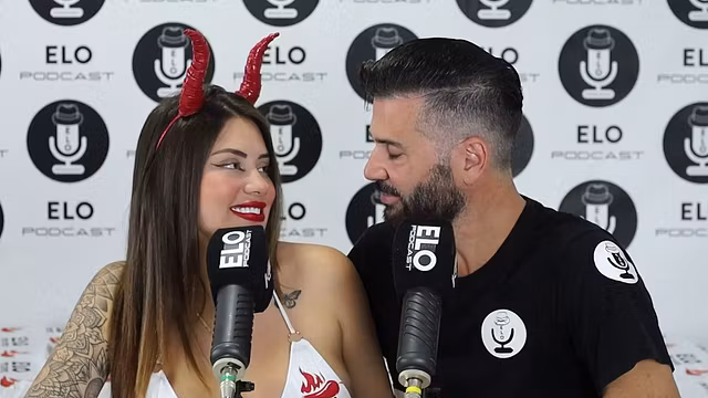 Sara Blonde chupa el chupetín como si fuera una pija😈😏
