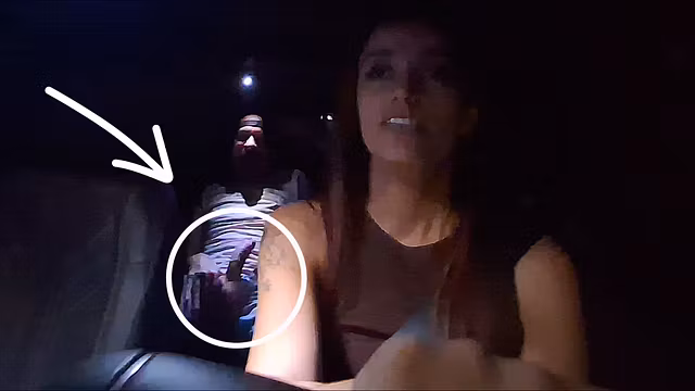 Casada e motorista de APP pega passageiro batendo punheta por trá e fode!