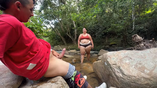 Hombre muestra y masturba la polla cerca de una mujer desconocida