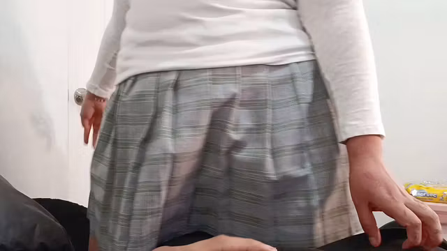 MI HERMANASTRA COLEGIALA ME ATRAPA MASTURBÁNDOME CON SUS BRAGAS Y SE PONE CALIENTE
