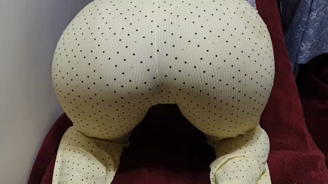 شاب عربي ينيك زوجته مربربه وينزل حليبه في كسها