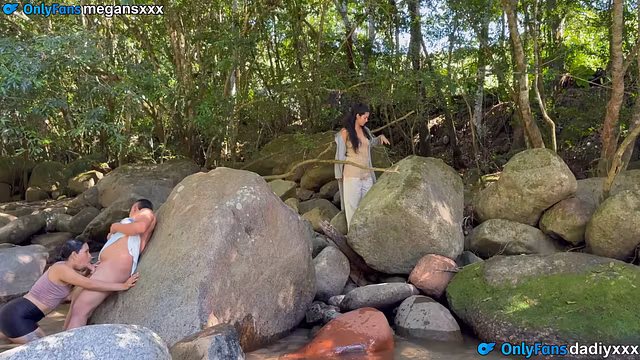 Vamos al rio y terminamos follando al aire libre y la vecina chismosa nos descubre.