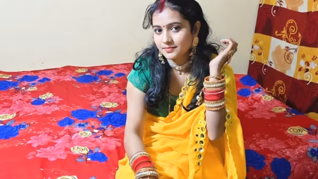 Desi Mast Maal ko ghar Bulakar Saree Utha kar Choda