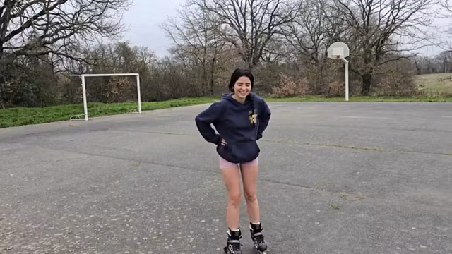Vecina Cachonda Está Lista Para Hacer Cualquier Cosa En El Bosque