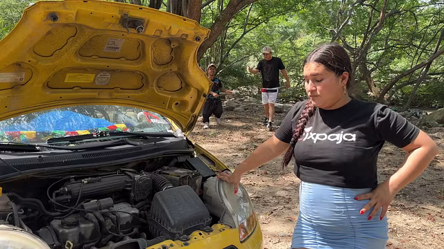 Le ayudo a gorda latina a desvararce en medio de la nada a cambio de una fuerte follada en su automovil.