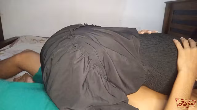 A beautiful amateur couple shares incredibly powerful chemistry during their nightly sex - Sri Lankan