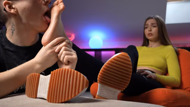 Sweaty Feet After Treadmill Run in Converse – Sole Licking