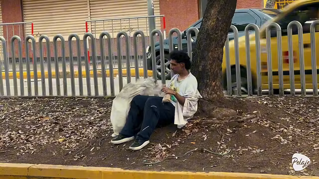A beggar from Bucaramanga is picked up off the street by a gay man, who takes him to a motel under the pretext of helping him, in reality he fucks him
