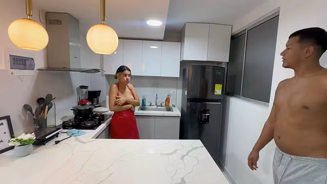 No me resisto al ver a mi culona latina hermanastra desnuda haciendo aseo así que le doy una dura follada.