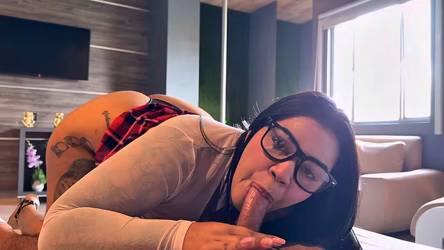 Alumna culona se deja llenar de leche el culo para aprobar la materia