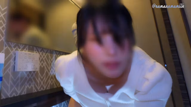 バーのトイレで秘密の生ハメ中出し…我慢できずに声漏らしちゃって連続イキ💦
