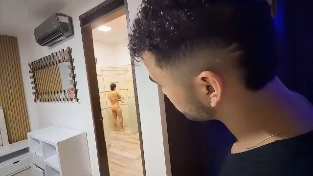 sorprendo a mi cuñado en la ducha y lo follo mientras mi hermana no esta en casa.
