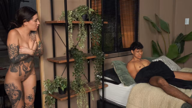 Me roba la toalla para verme el cuerpo desnudo y no puede resistirse a follarme