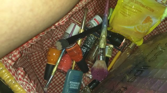 Peeing a BUNCH!! In this makeup box P