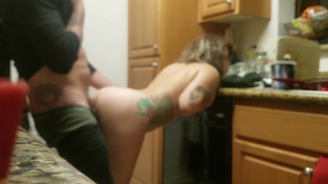 Fast quickie in the kitchen before the roommates gets home