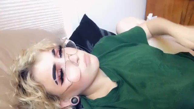 desperate teen makes herself squirt in a minute