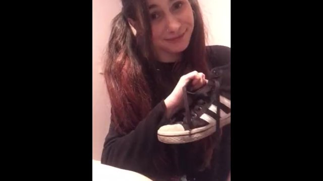 Roleplay: cute petite girlfriend wants you to smell her stinky feet x