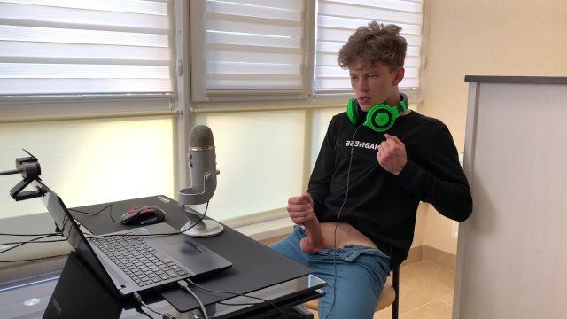 Young Streamer on Twitch jerking off after stream /Big Dick / Monster cock